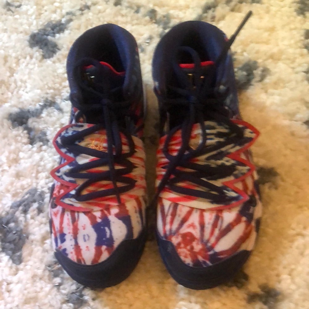 Kyrie Irving for Nike basketball shoes Size 2.5 boys